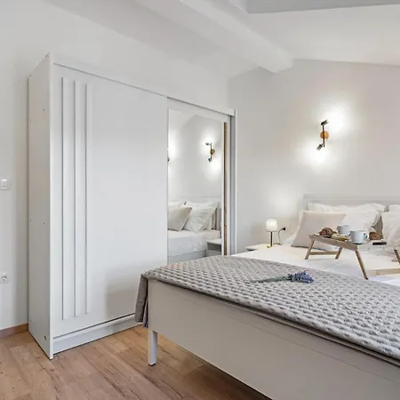 House Hedonica By Guide *