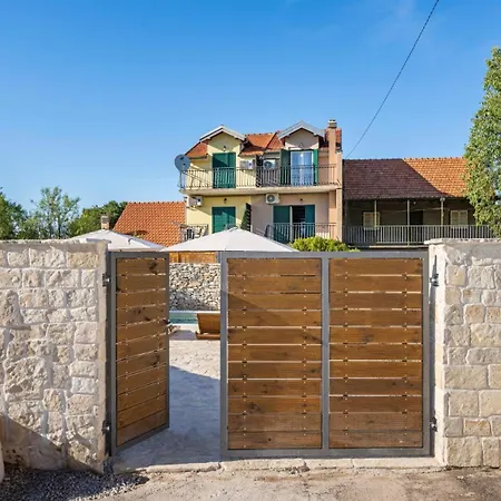 House Hedonica By Guide Villa *