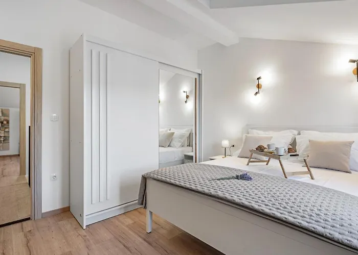 House Hedonica By Guide *