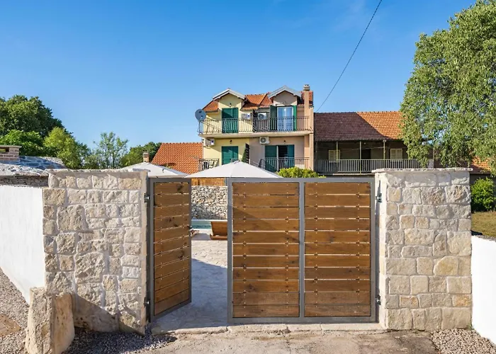 House Hedonica By Guide Villa *